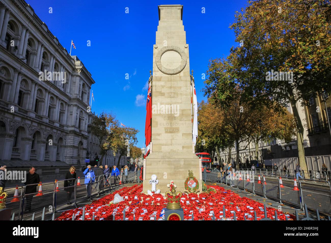 London, Großbritannien. November 2021. Der Kenotaph wird heute in Westminster nach dem Gedenksonntag bei schönem, warmen Sonnenschein gesehen. Die Menschen gehen um das Denkmal auf Whitehall, um ihren Respekt zu zollen und sich die Kränze anzusehen, die gelegt wurden. Kredit: Imageplotter/Alamy Live Nachrichten Stockfoto