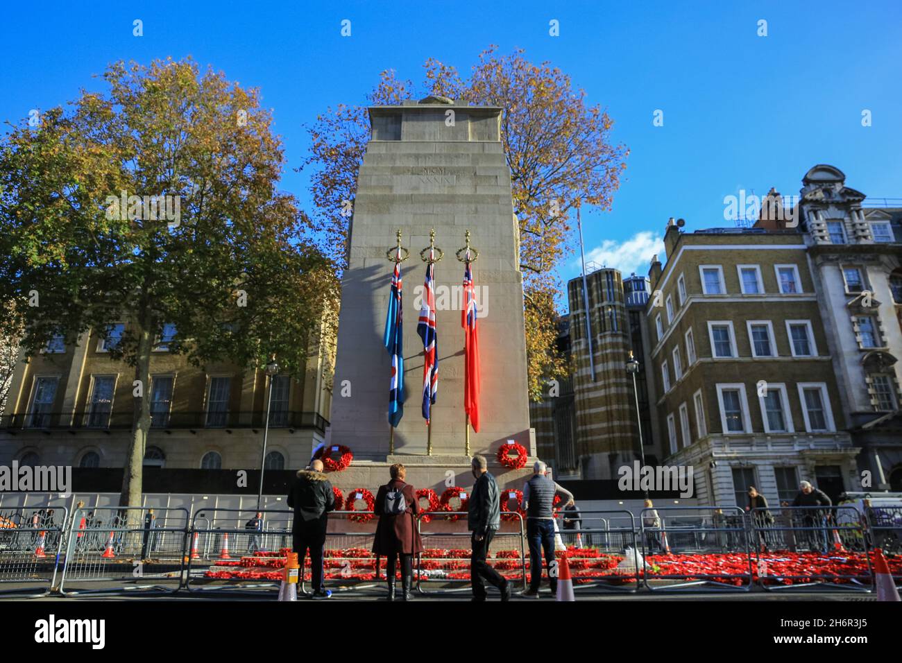 London, Großbritannien. November 2021. Der Kenotaph wird heute in Westminster nach dem Gedenksonntag bei schönem, warmen Sonnenschein gesehen. Die Menschen gehen um das Denkmal auf Whitehall, um ihren Respekt zu zollen und sich die Kränze anzusehen, die gelegt wurden. Kredit: Imageplotter/Alamy Live Nachrichten Stockfoto