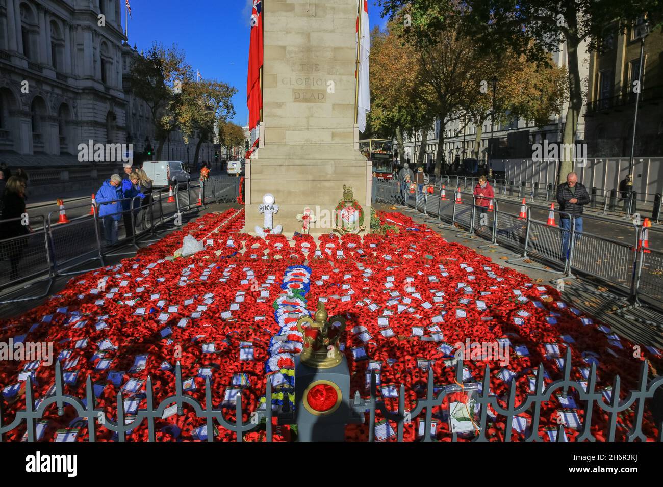 London, Großbritannien. November 2021. Der Kenotaph wird heute in Westminster nach dem Gedenksonntag bei schönem, warmen Sonnenschein gesehen. Die Menschen gehen um das Denkmal auf Whitehall, um ihren Respekt zu zollen und sich die Kränze anzusehen, die gelegt wurden. Kredit: Imageplotter/Alamy Live Nachrichten Stockfoto