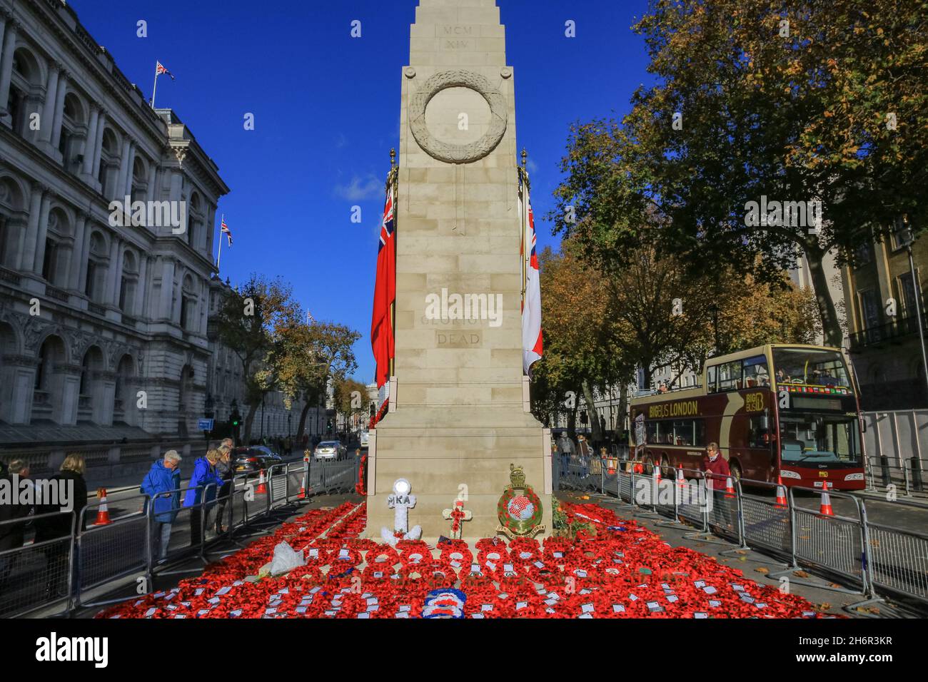 London, Großbritannien. November 2021. Der Kenotaph wird heute in Westminster nach dem Gedenksonntag bei schönem, warmen Sonnenschein gesehen. Die Menschen gehen um das Denkmal auf Whitehall, um ihren Respekt zu zollen und sich die Kränze anzusehen, die gelegt wurden. Kredit: Imageplotter/Alamy Live Nachrichten Stockfoto