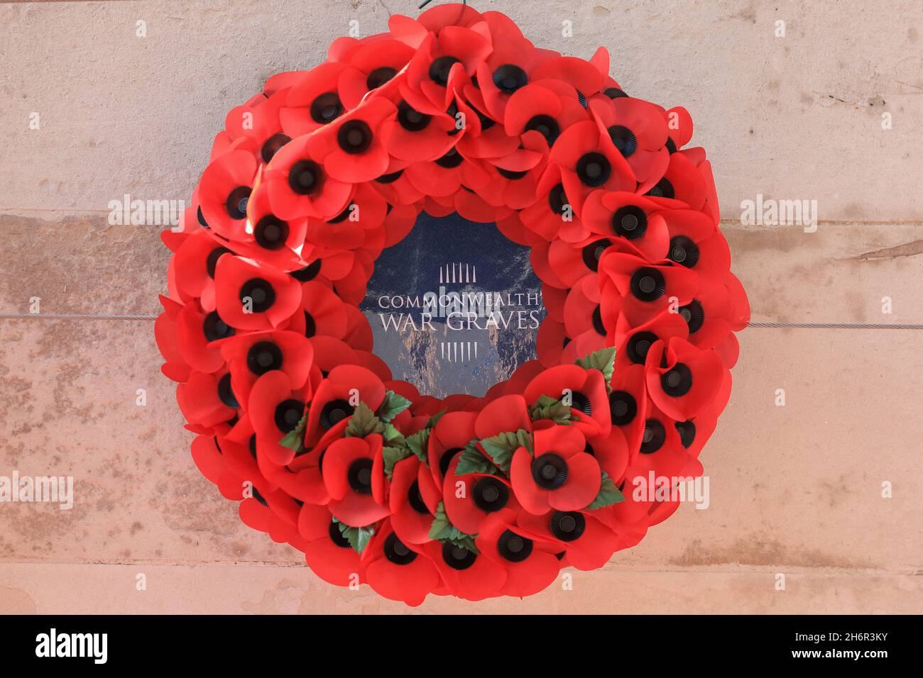 London, Großbritannien. November 2021. Ein Mohnkranz auf dem Cenotaph wird heute in Westminster bei schönem warmen Sonnenschein gesehen, nach dem Gedenkgottesdienst. Quelle: Imageplotter/Alamy Live News Stockfoto