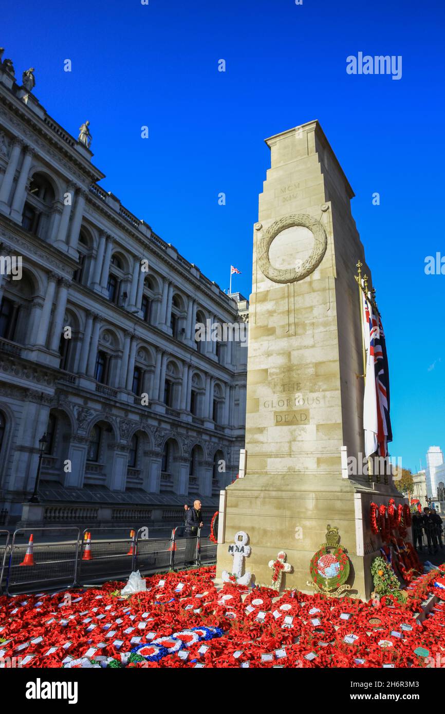 London, Großbritannien. November 2021. Der Kenotaph wird heute in Westminster nach dem Gedenksonntag bei schönem, warmen Sonnenschein gesehen. Die Menschen gehen um das Denkmal auf Whitehall, um ihren Respekt zu zollen und sich die Kränze anzusehen, die gelegt wurden. Kredit: Imageplotter/Alamy Live Nachrichten Stockfoto