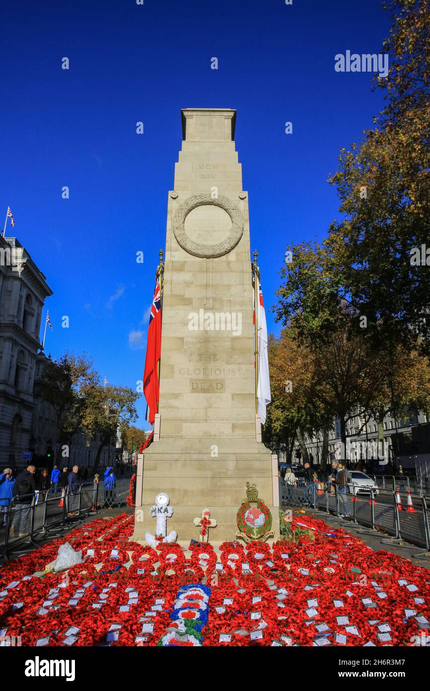 London, Großbritannien. November 2021. Der Kenotaph wird heute in Westminster nach dem Gedenksonntag bei schönem, warmen Sonnenschein gesehen. Die Menschen gehen um das Denkmal auf Whitehall, um ihren Respekt zu zollen und sich die Kränze anzusehen, die gelegt wurden. Kredit: Imageplotter/Alamy Live Nachrichten Stockfoto