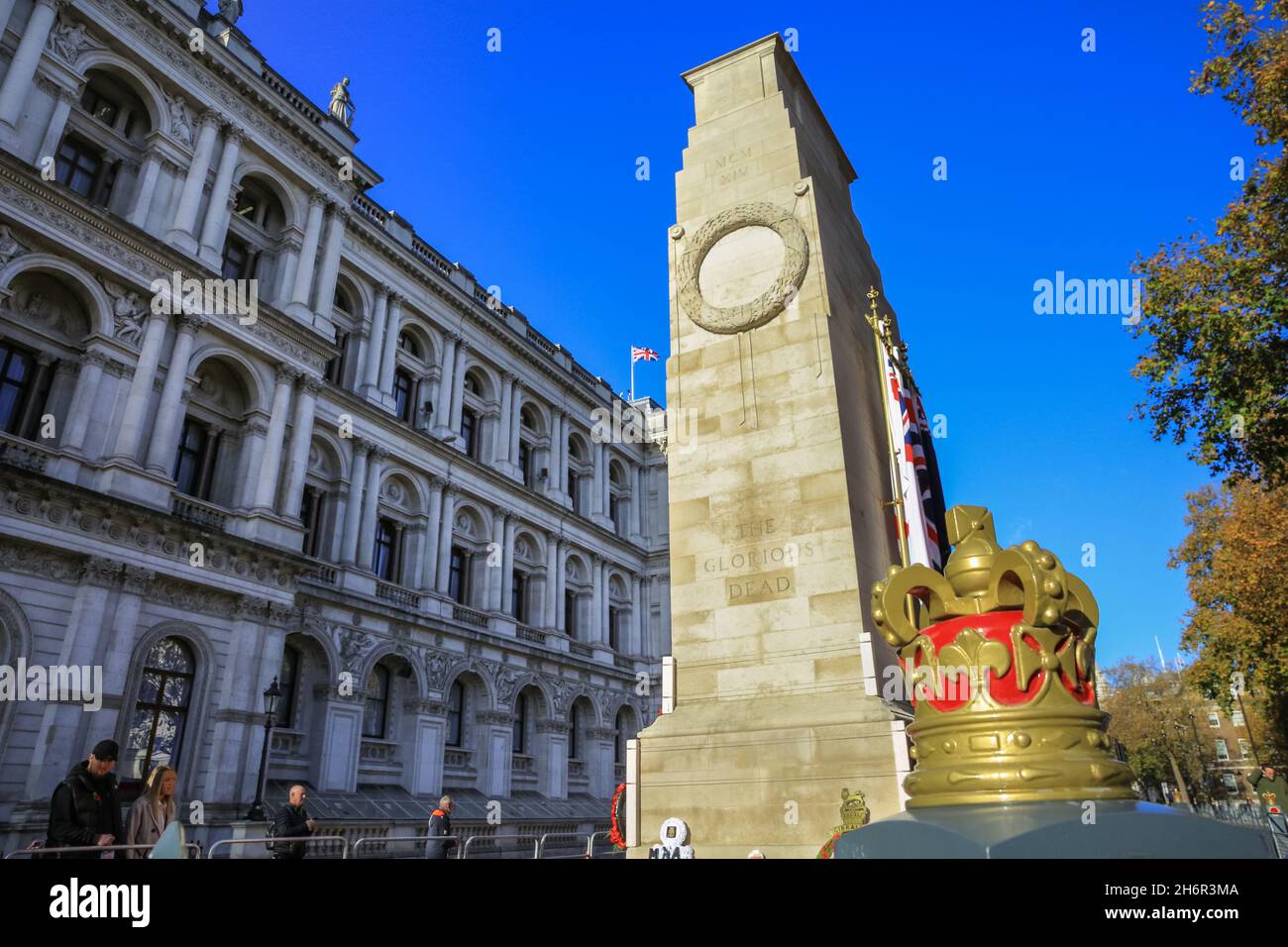 London, Großbritannien. November 2021. Der Kenotaph wird heute in Westminster nach dem Gedenksonntag bei schönem, warmen Sonnenschein gesehen. Die Menschen gehen um das Denkmal auf Whitehall, um ihren Respekt zu zollen und sich die Kränze anzusehen, die gelegt wurden. Kredit: Imageplotter/Alamy Live Nachrichten Stockfoto