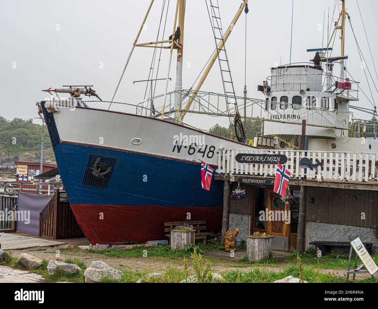 Das ehemalige Waljagdboot, das in ein Restaurant umgewandelt wurde, Tranoya, Nordnorwegen südlich von Narvik. Stockfoto