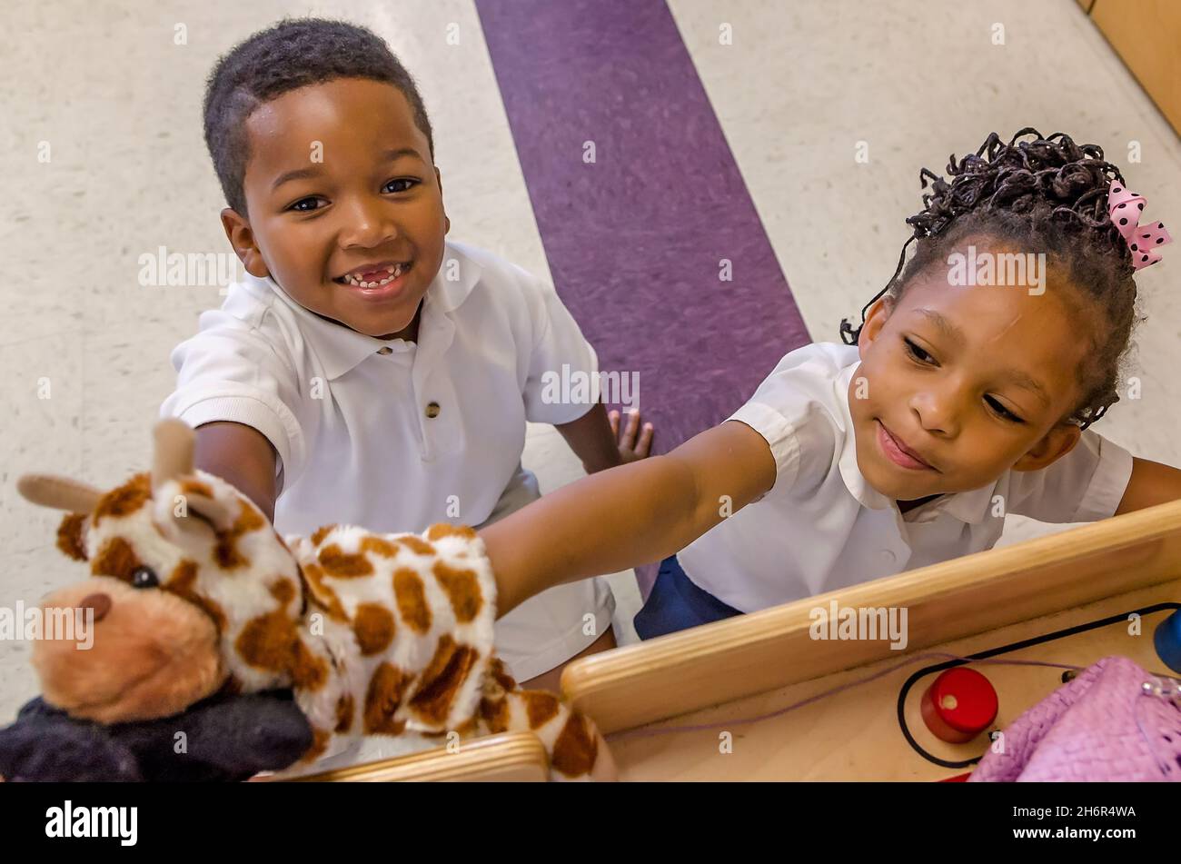 Vorkindergartenschüler spielen mit Handpuppen im Klassenzimmer, 18. Mai 2012, in Columbus, Mississippi. Stockfoto