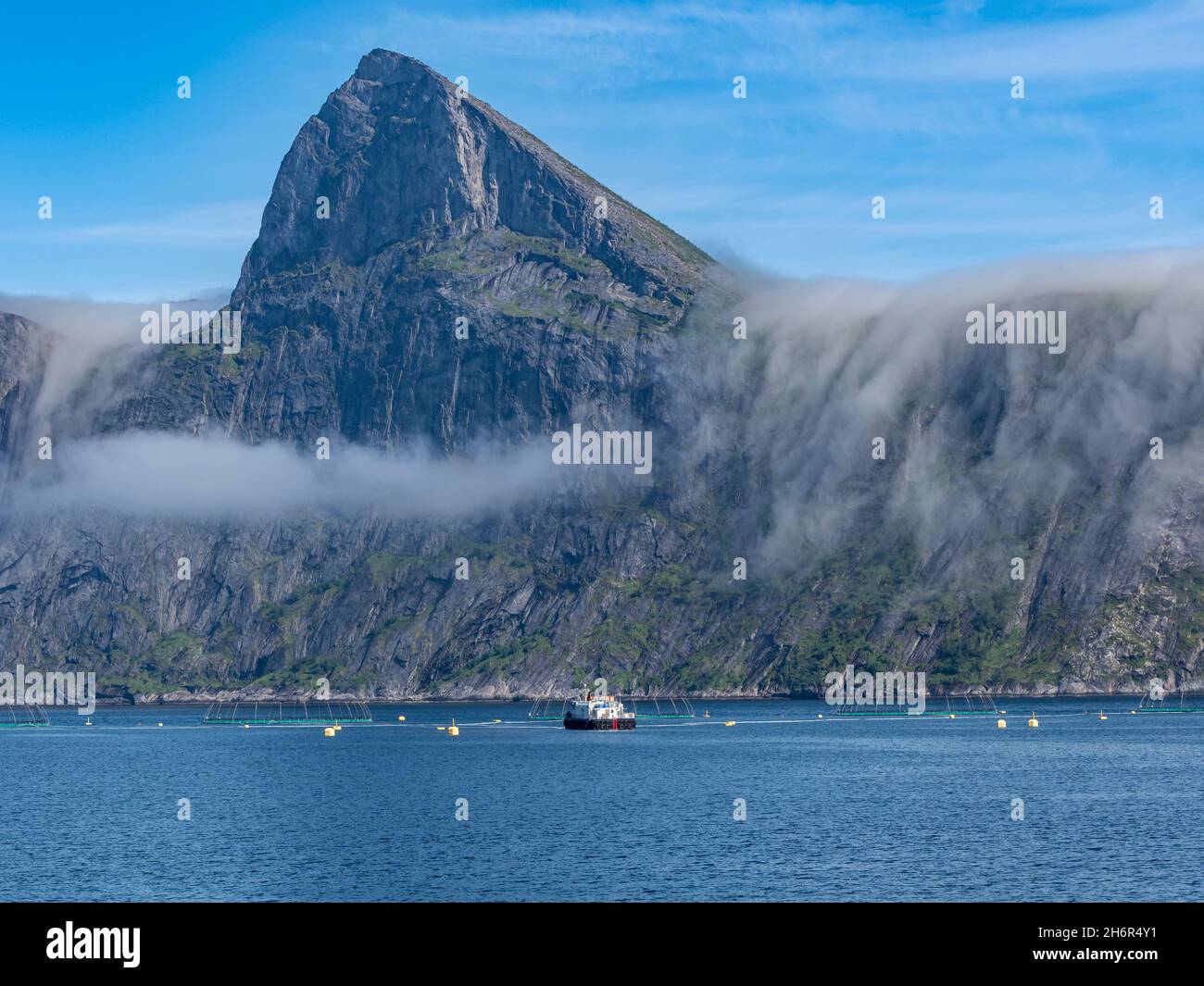 Lachsfarm, Aquakultur im Mefjord auf der Insel Senja, im Hintergrund der Gipfel des berühmten Segla-Berges, Norwegen Stockfoto