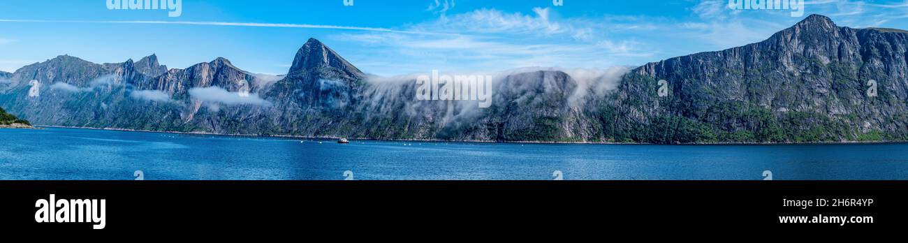 Panorama des Fjords Mefjord mit den berühmten Gipfeln Hesten, Segla und Grytetippen, Lachsfarm, Senja Insel, Norwegen Stockfoto