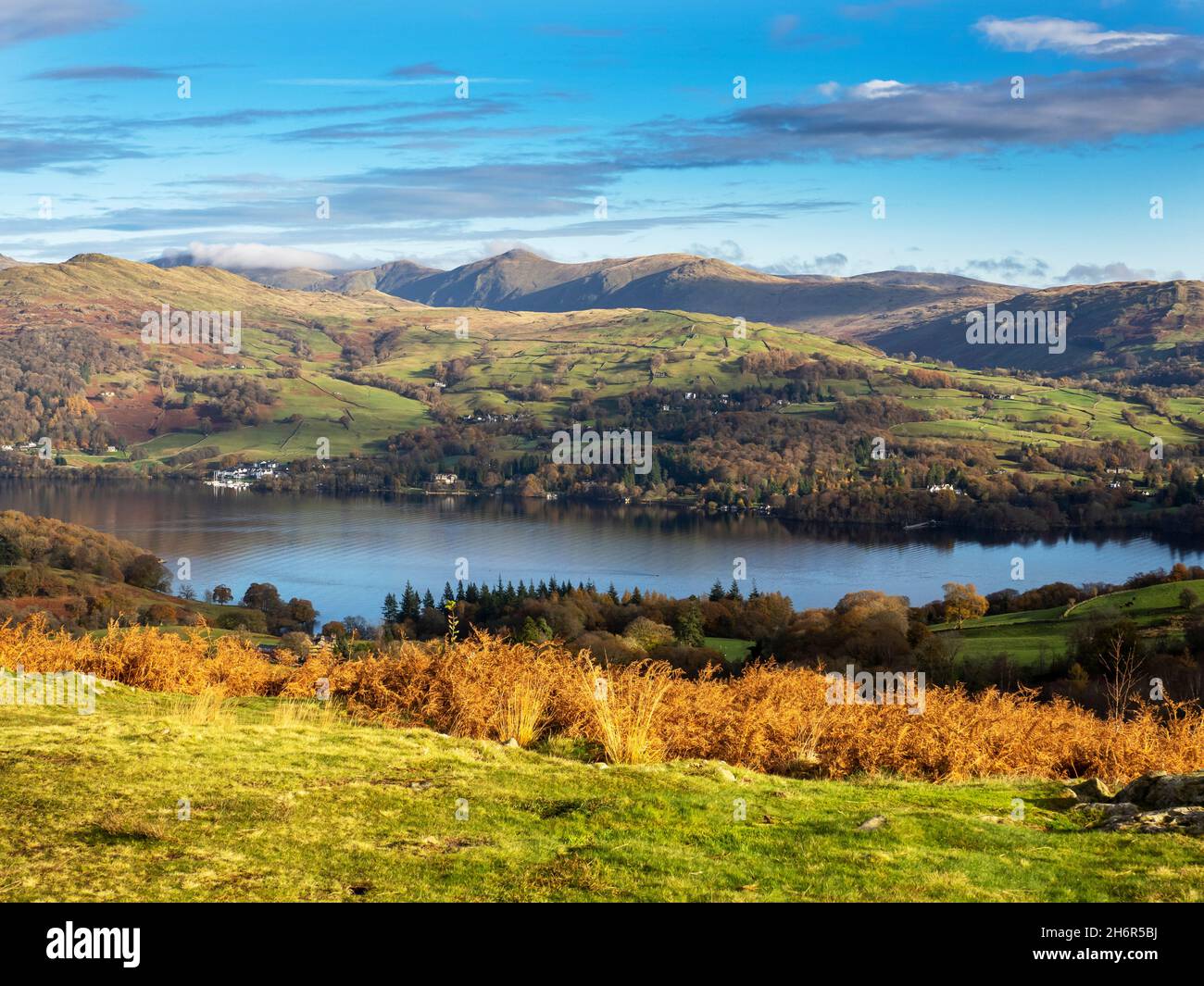 Latterbarrow über High Wray, mit Blick über Lake Windermere, in Richtung der Kentmere Fells, Lake District, Großbritannien. Stockfoto