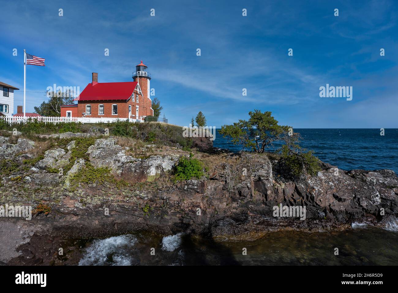 Außenansicht des historischen Eagle Harbor Lighthouse an der Lighthouse Road in Eagle Harbor, Michigan Stockfoto