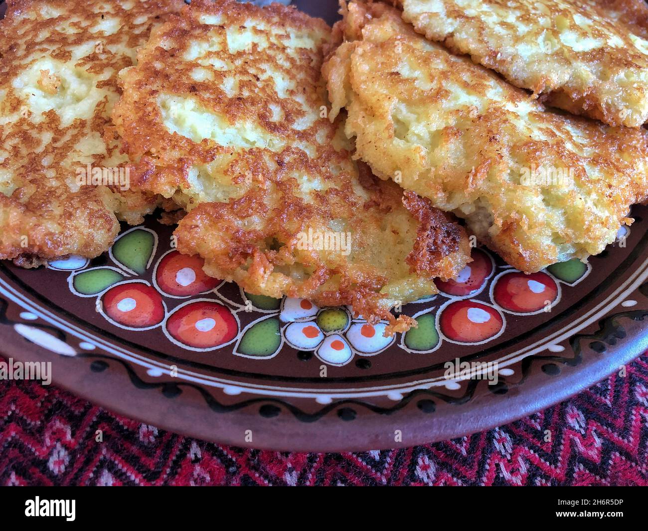 Closeup Kartoffel-Deruny, die traditionelle Lebensmittel in der Ukraine ist Stockfoto