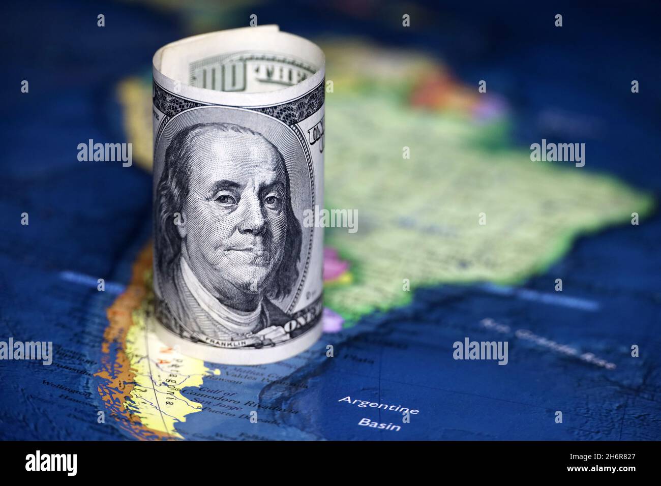 US-Dollar auf der Karte von Südamerika. Amerikanischer Investitionen und Handel mit Lateinamerika und Brasilien, die amerikanische Politik und Einfluss Stockfoto