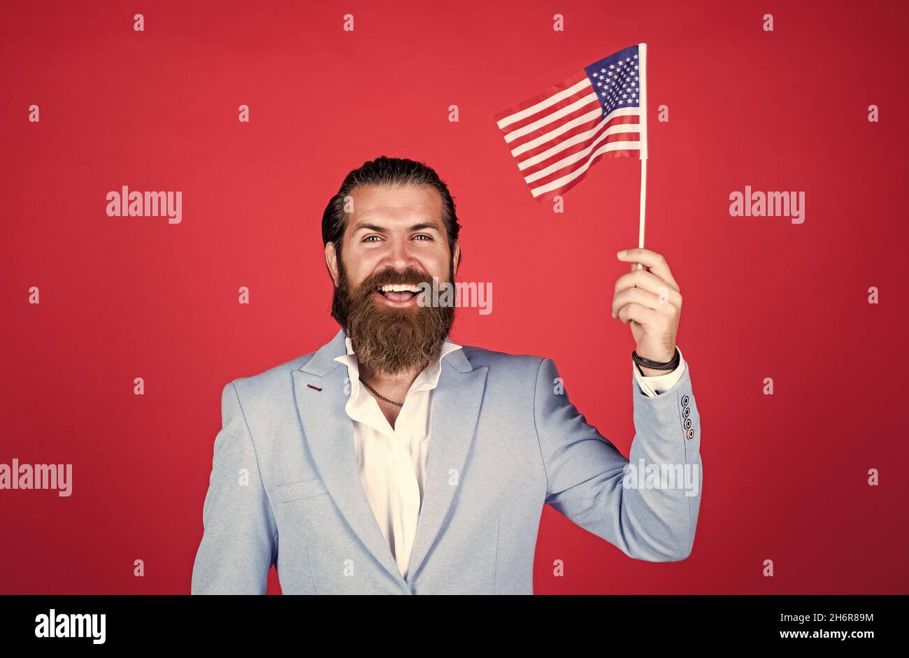 Glückliches Lächeln. Unabhängigkeitstag amerikas. Bildung des Patriotismus. Freiheit und Streben nach Glück. Stolz auf sein Land. Bärtiger Mann ist Patriot Stockfoto