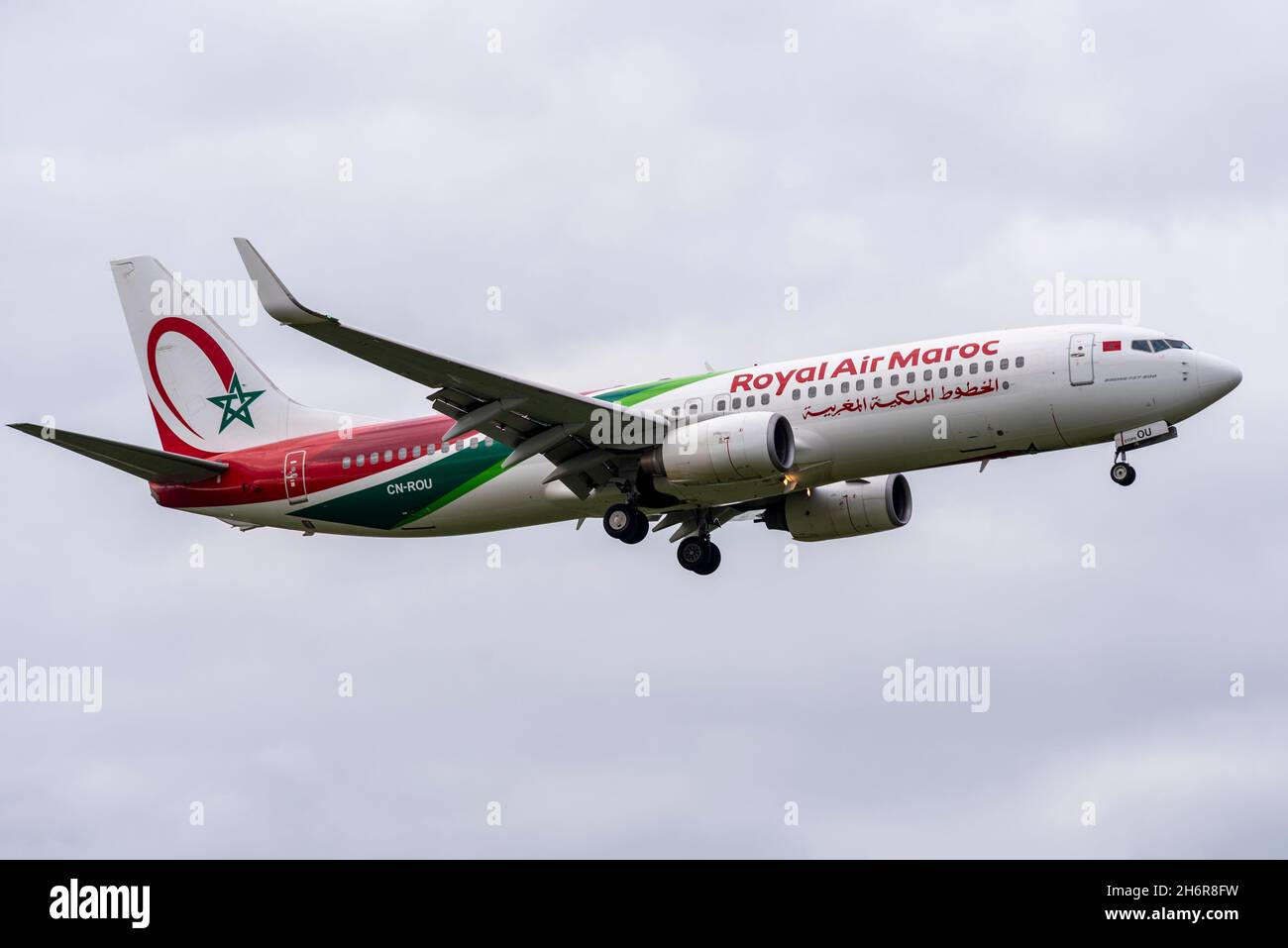 Royal Air Maroc Boeing 737 800 Airliner Jet-Flugzeug CN-ROU Landung am Flughafen London Heathrow, London, Großbritannien. Marokkanische nationale Fluggesellschaft. Finale zu landen Stockfoto