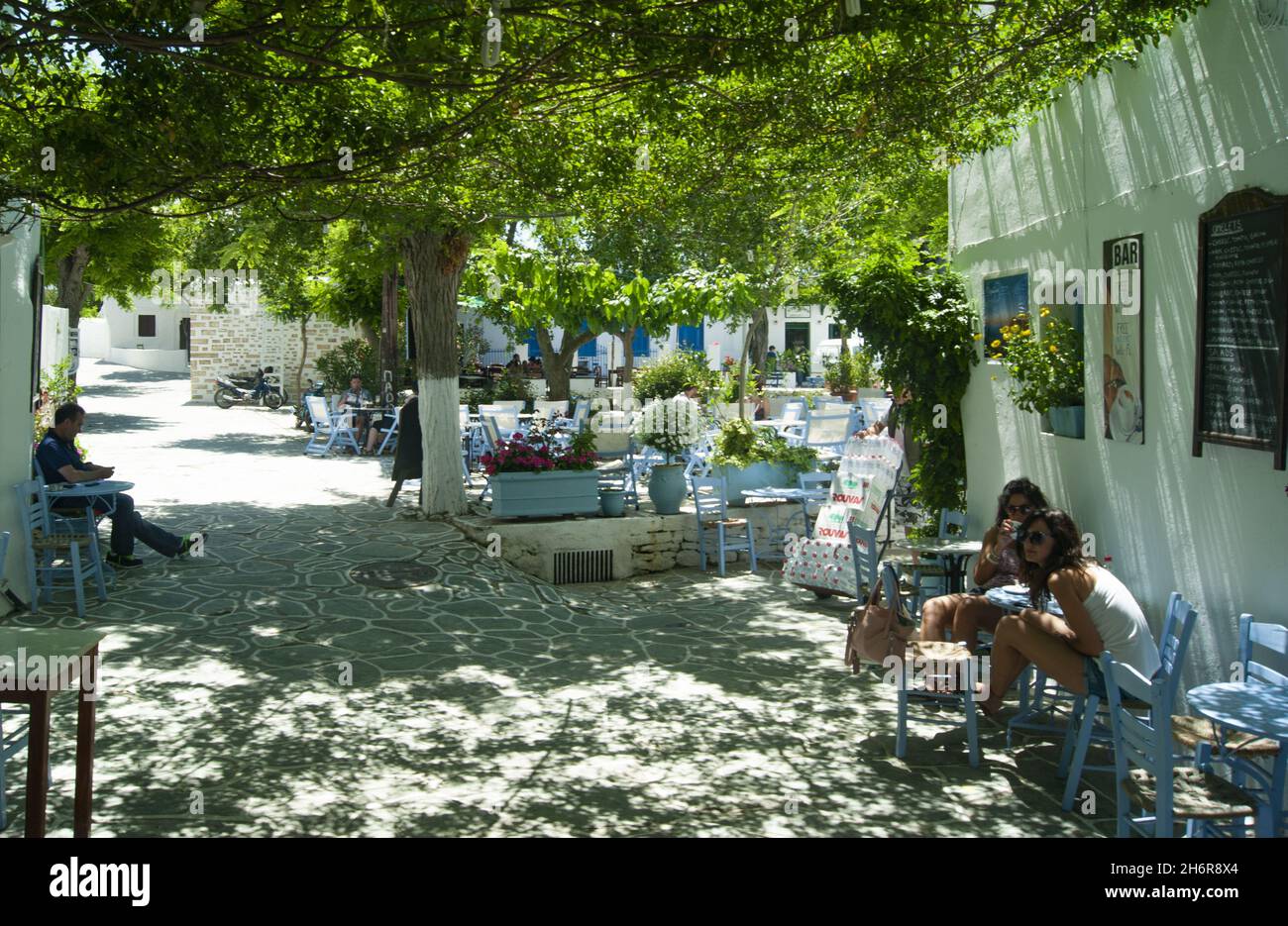 Insel Folegandros - Griechenland - Mai 26 2012 :. Malerischer kleiner Platz in der Altstadt mit Tavernen und Cafés. Touristen entspannen sich im schattigen plateia. Stockfoto
