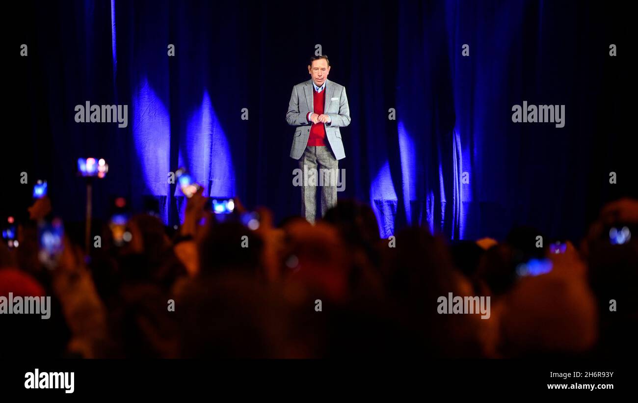 Prag, Tschechische Republik. November 2021. Das dreidimensionale Hologramm des ehemaligen tschechischen Präsidenten Vaclav Havel spricht während des Konzerts für die Zukunft am 17. November 2021 in Prag, Tschechische Republik, Anlässlich des 32. Jahrestages der Samtenen Revolution. Quelle: Ondrej Deml/CTK Photo/Alamy Live News Stockfoto