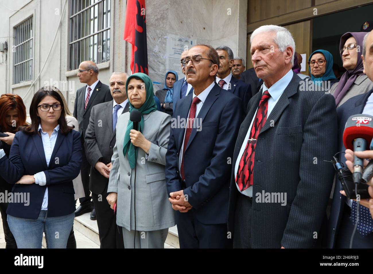 Mehri Haji Nejad, ehemaliger politischer Gefangener und einer der Kläger des Hamid Nouri-Prozesses.Zand wurde 1981 verhaftet und verbrachte 11 Jahre im Gefängnis, weil er die MEK unterstützt hatte. Sein Bruder, Reza Zand, wurde während des Massakers von 1988 hingerichtet. Mehrere Mitglieder der PMOI/MEK (People's Mudschahedin Organization of Iran), darunter ehemalige politische Gefangene und Überlebende des iranischen Massakers 1988, wurden von den Medien interviewt und sprachen über die Hinrichtungen von über 30,000 politischen Gefangenen und die Rolle von Regierungsbeamten/Aktivisten. Stockfoto