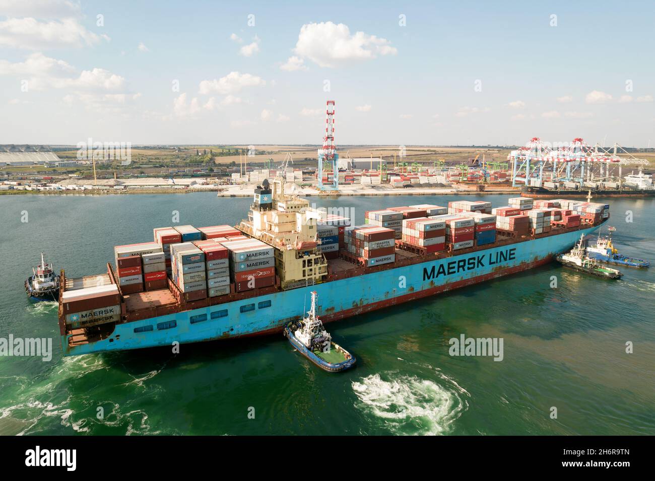 ODESSA, UKRAINE - 10. AUGUST 2021: Containerschiff in den Handelshafen. Gewerbliche Industriecontainer am Seefragemacht-Containerterminal. Ich Stockfoto