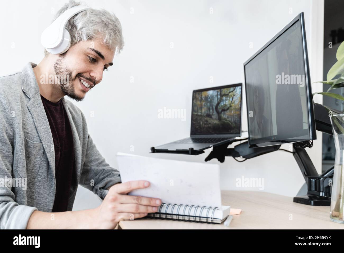 Multi-Generationen-Business-Videocall – junger Hipster-Mann, der im modernen Büro Videoanruf mit ihren Kollegen führt Stockfoto