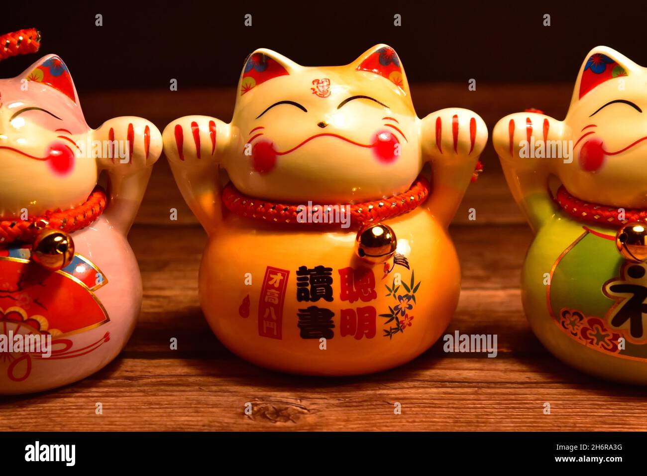 Japanische winkende Katzen (Maneki neko) aus Porzellan. Man glaubt, dass sie Viel Glück. bringen Stockfoto