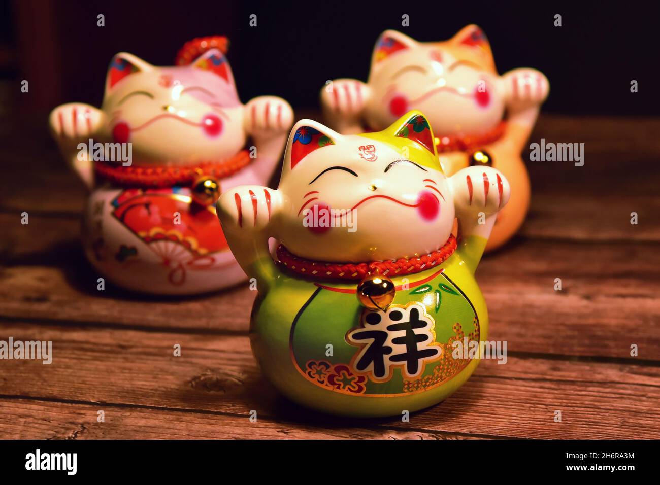 Japanische winkende Katzen (Maneki neko) aus Porzellan. Sie sind traditionelle Glückssymbole. Stockfoto