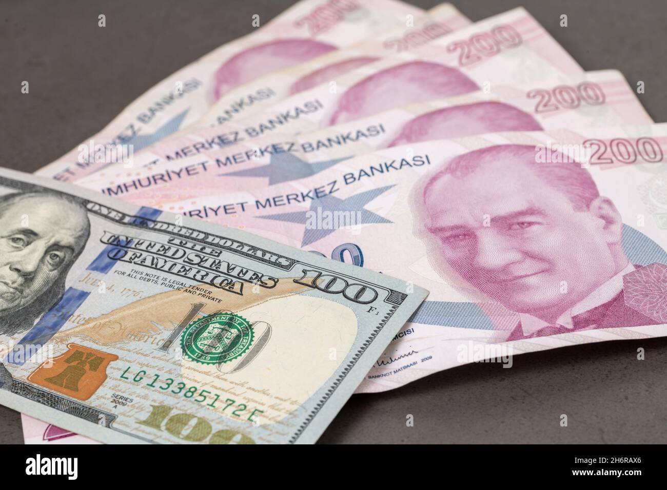 US-Dollar und türkische Liras übereinander, die den Bildschirm vollständig abdecken. 1 US-Dollar entspricht 10 türkischen Liras Konzept-Fotoshooting Stockfoto