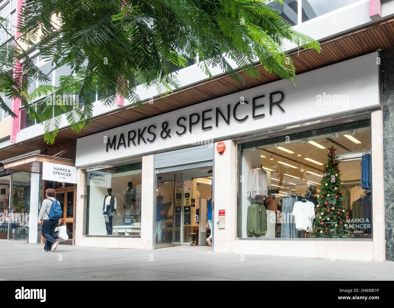 Weihnachtsbaum im Fenster von Marks & Spencer in Spanien Stockfoto