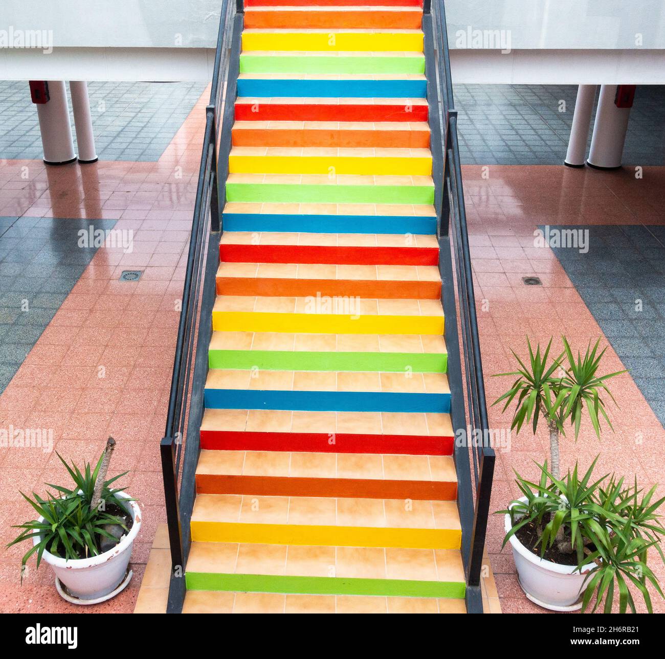 Regenbogenfarbene Stufen, Treppen im Einkaufszentrum auf Gran Canaria Stockfoto
