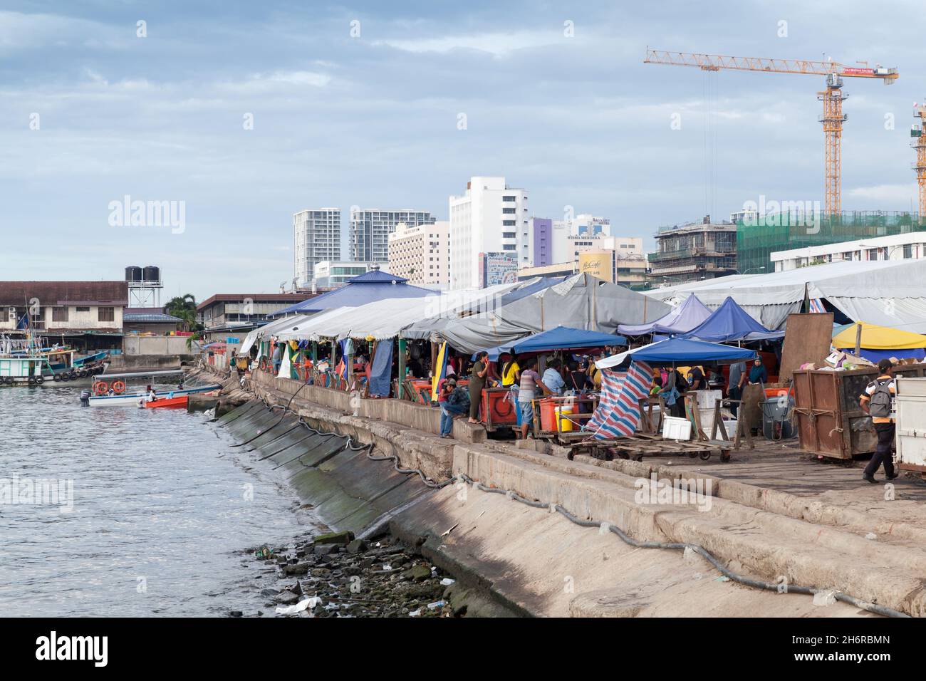 Kota Kinabalu, Malaysia - 23. März 2019: Blick auf den KK Fischmarkt an einem sonnigen Tag besuchen gewöhnliche Menschen den Markt Stockfoto