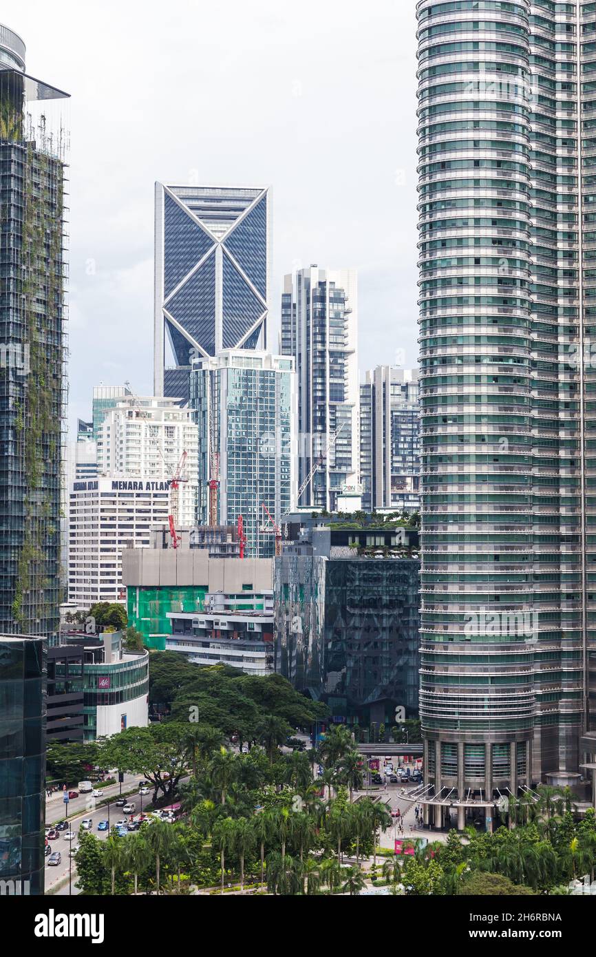 Kuala Lumpur, Malaysia - 28. November 2019: Kuala Lumpur Downtown, moderne Bürohochhäuser, vertikales Foto Stockfoto