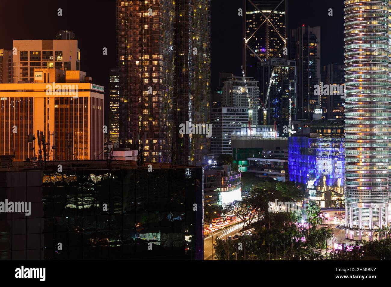 Kuala Lumpur, Malaysia - 28. November 2019: Kuala Lumpur Blick auf die Innenstadt bei Nacht, moderne Bürohochhäuser mit farbenfroher Beleuchtung Stockfoto