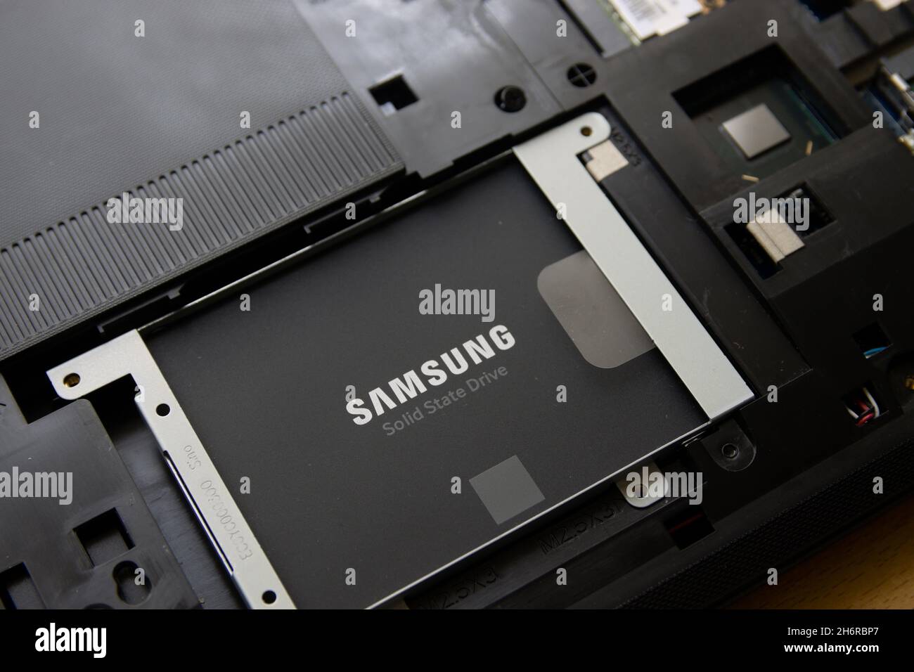 2021. Spanien. Nahaufnahme eines Solid-State-Laufwerks (SSD) der Marke Samsung, das in einem alten Laptop installiert ist und gerade aktualisiert wird Stockfoto