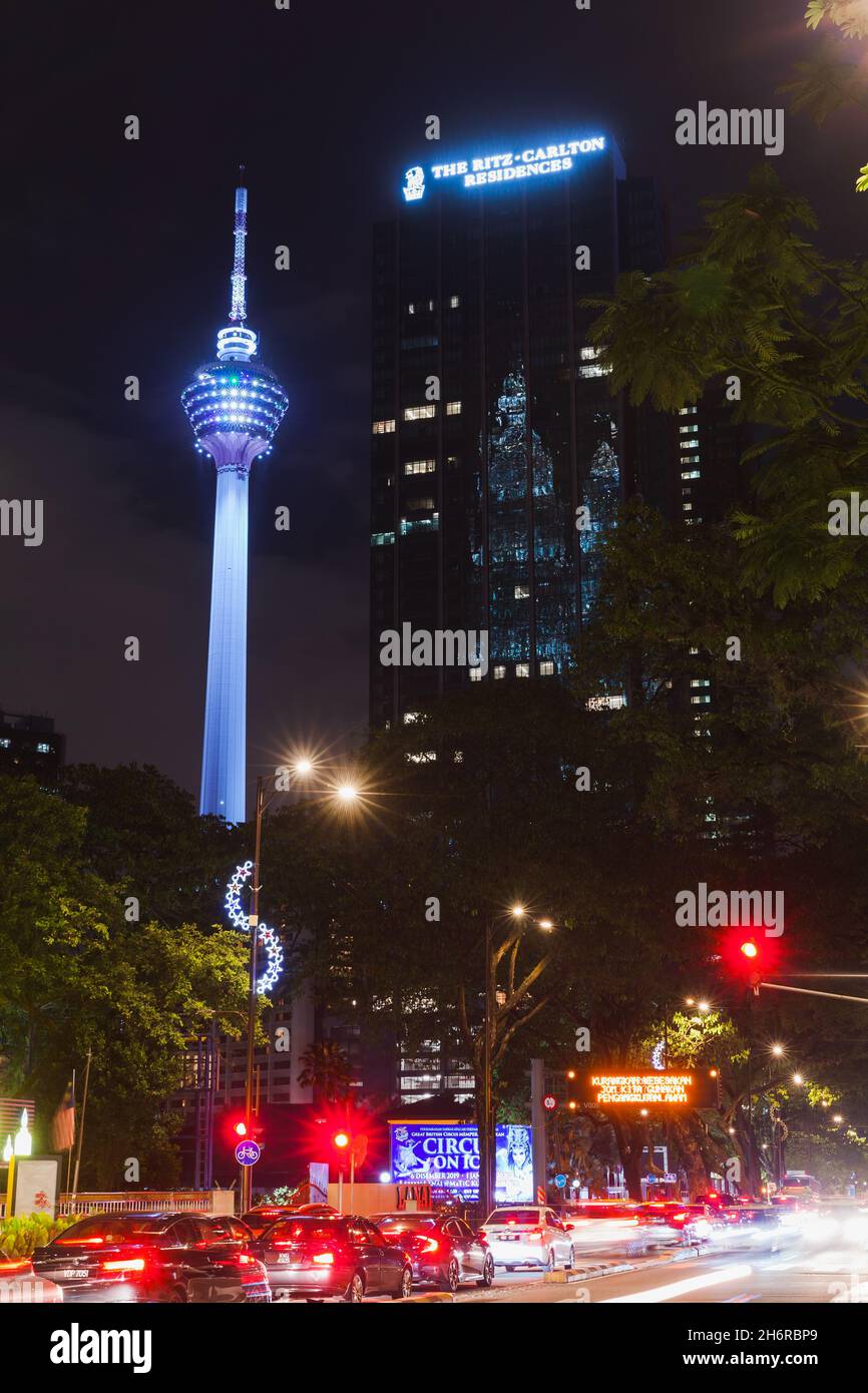 Kuala Lumpur, Malaysia - 28. November 2019: Kuala Lumpur Downtown Street Foto mit dem Kuala Lumpur Tower bei Nacht Stockfoto