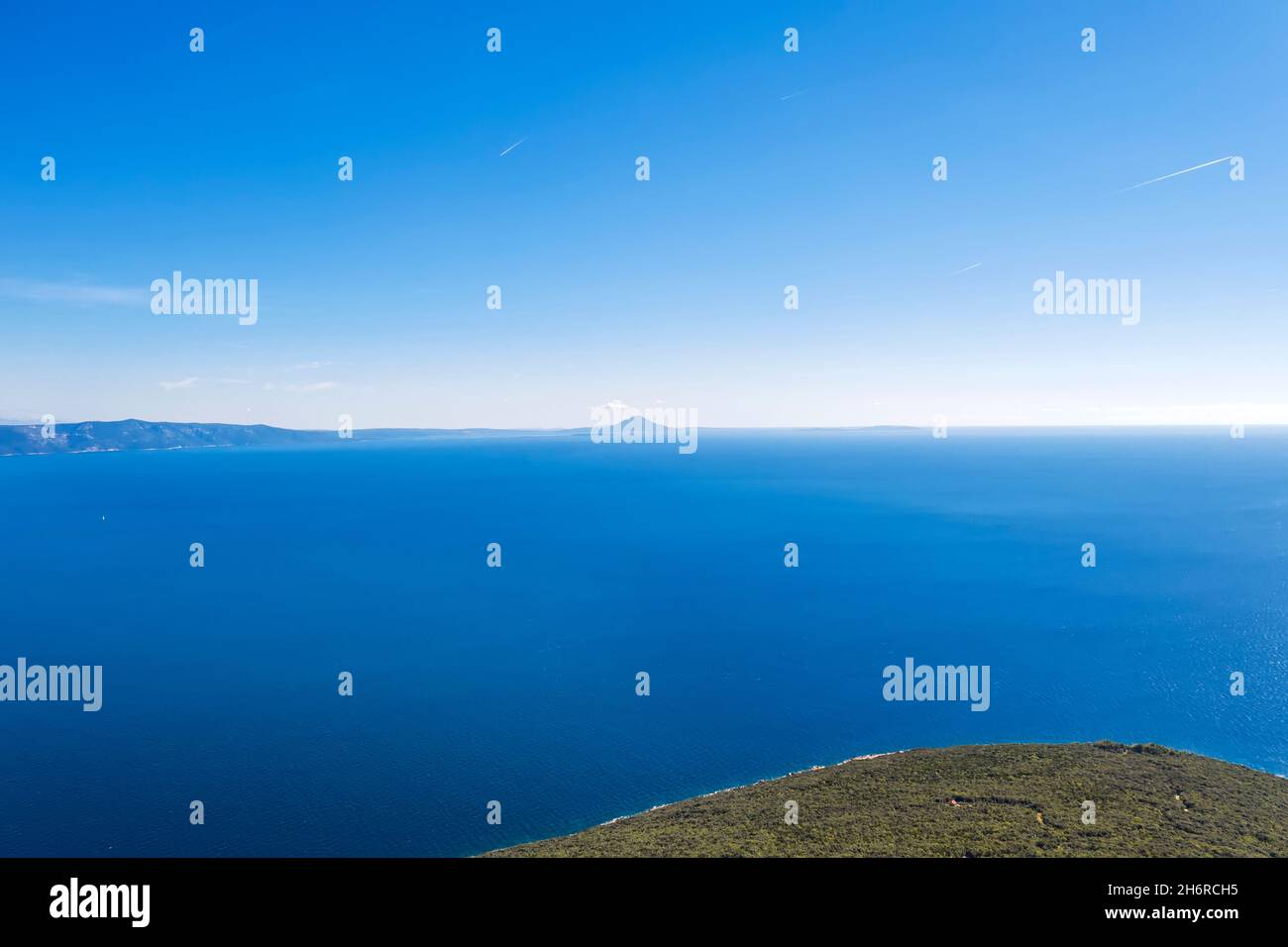 Phänomenale Luftaufnahme vom Aussichtspunkt in Richtung Skitaca, Osorcica, Insel Cres, Insel Zeca und Insel Unije, Istrien, Kroatien Stockfoto