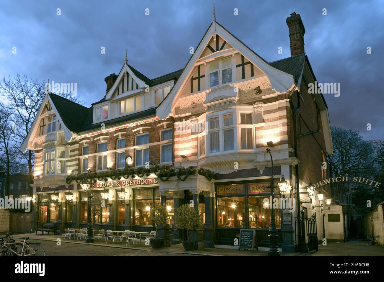 Krone und Greyhound Pub in Dulwich Village, London. Stockfoto
