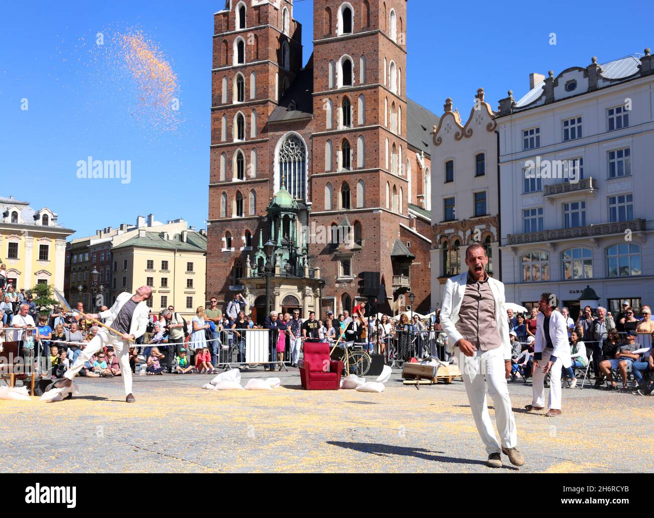 Krakau. Krakau. Polen Französische Straßentheatergruppe Le G. Bistaki, die 34 aufging. Ulica Street Theatre Festival. Internationale jährliche Veranstaltung, meeti Stockfoto