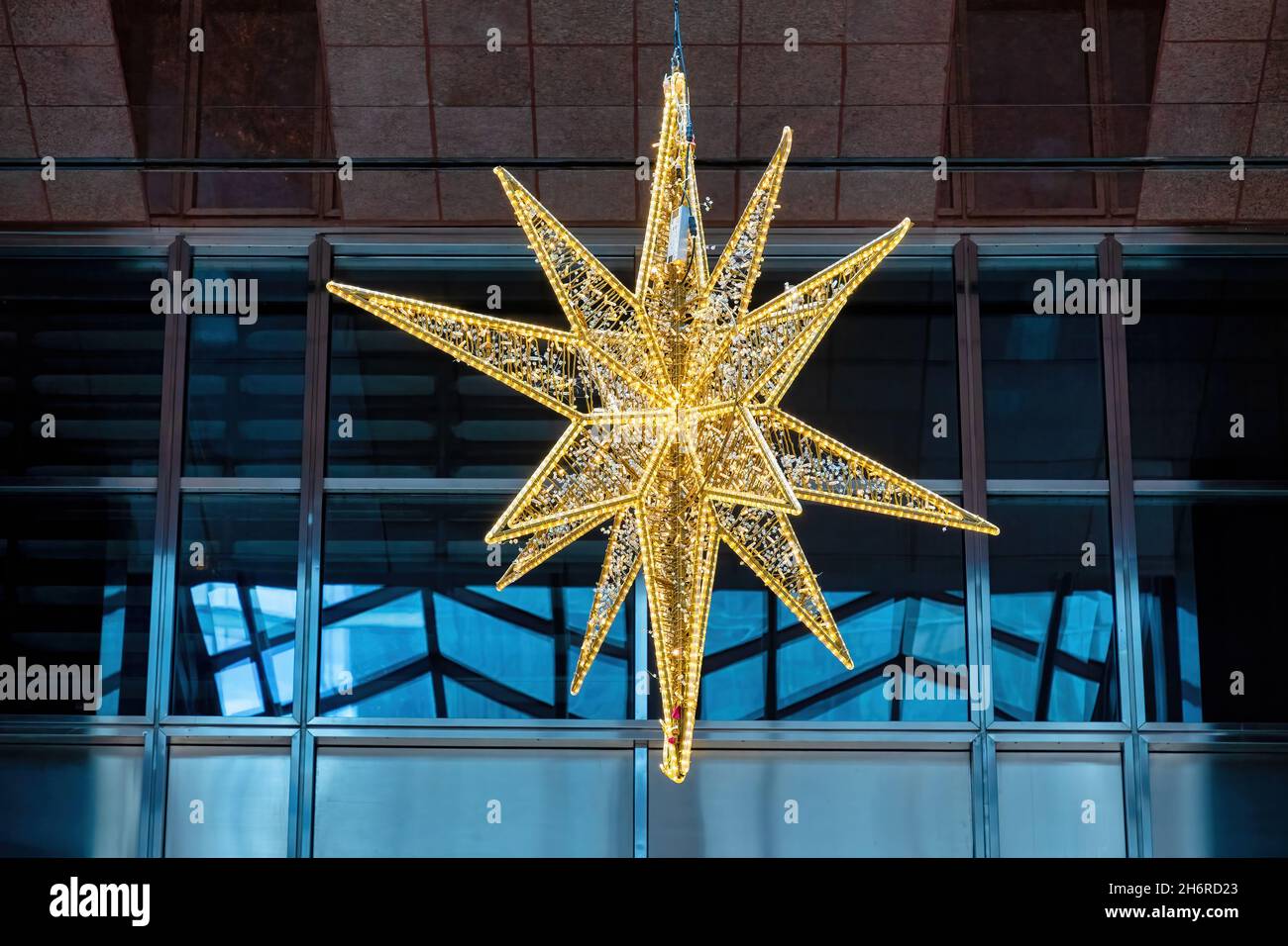 Weihnachtsdekorationen im Scotiabank Plaza in der Adelaide Street im Stadtzentrum von Toronto, Kanada. November 17, 2021 Stockfoto