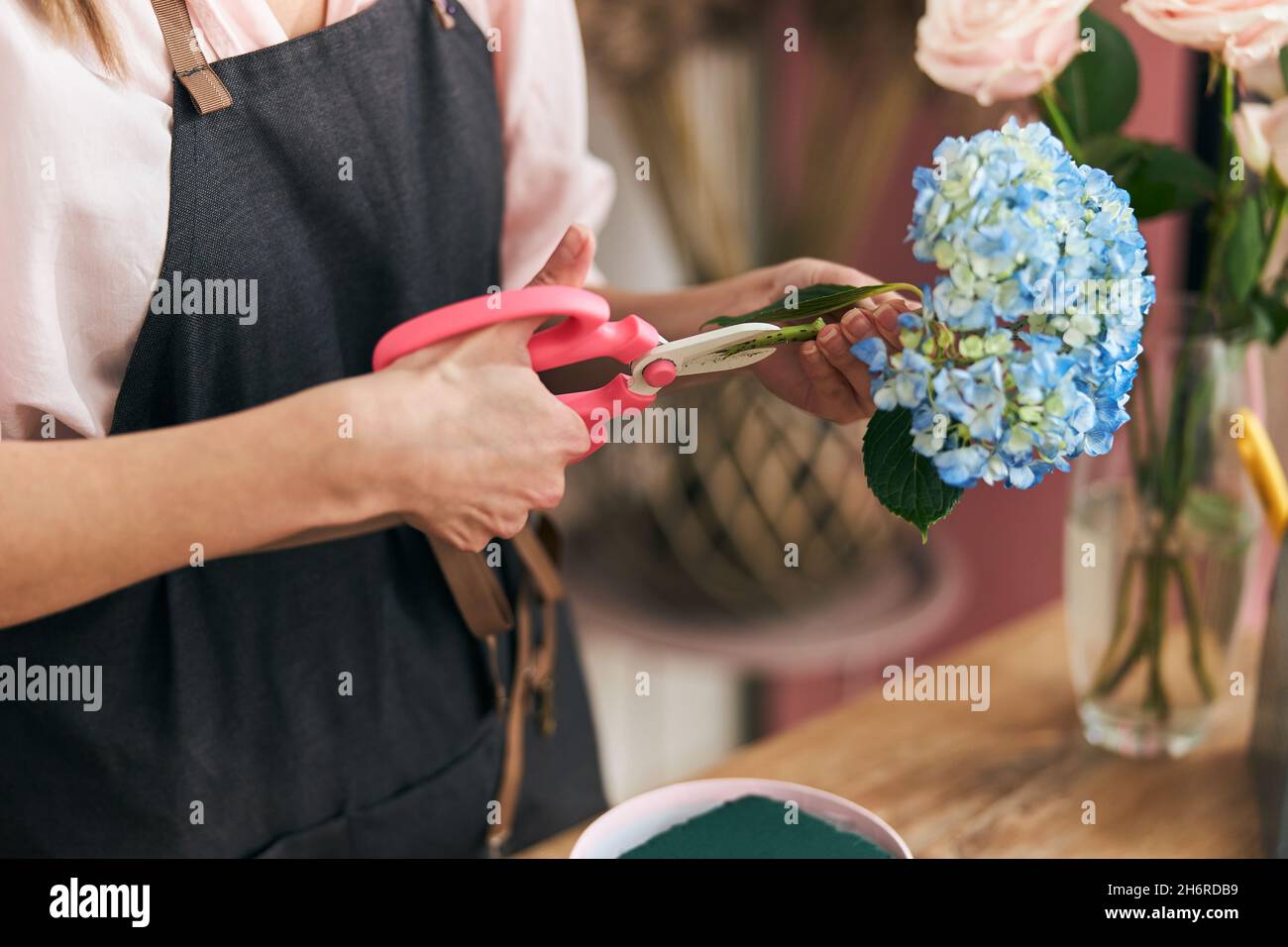 Professionelle Florist junge Frau tut Blumensträuße im Blumenladen Stockfoto