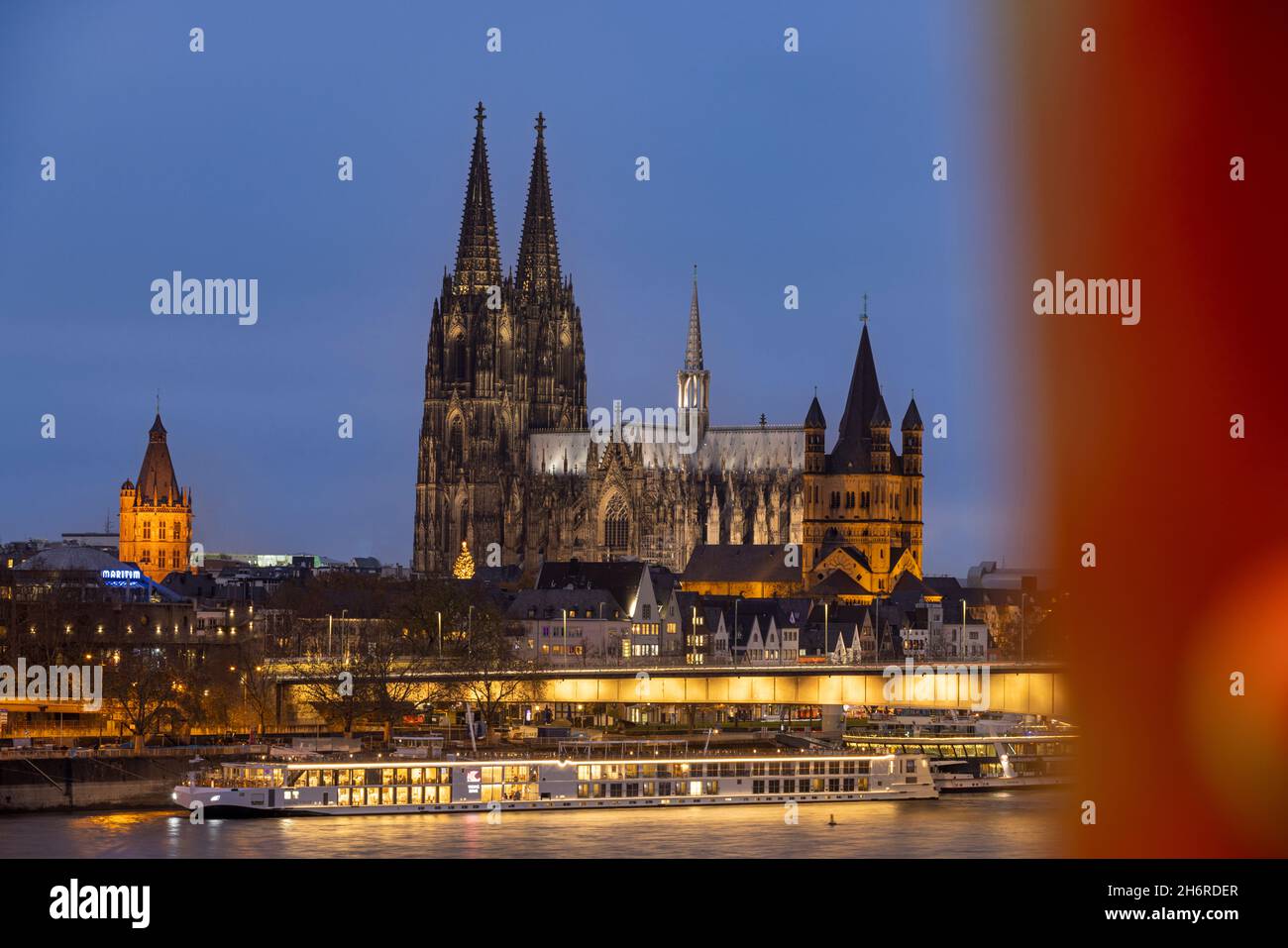 Der Kölner Dom ist vor dem dunklen Winterhimmel beleuchtet Stockfoto