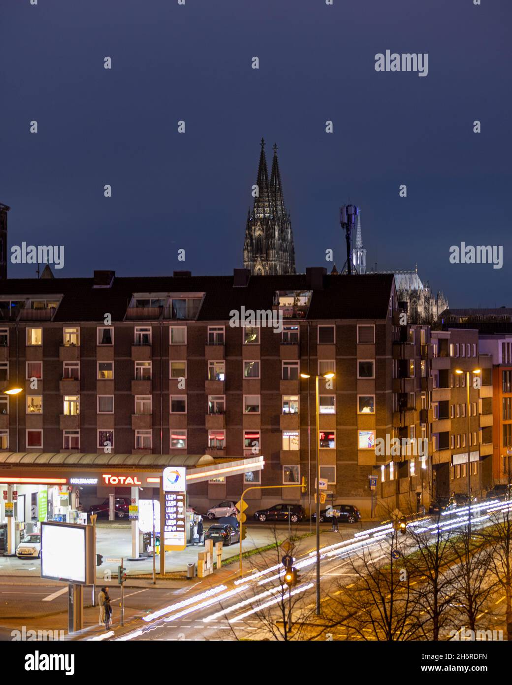 Der Kölner Dom ist vor dem dunklen Winterhimmel beleuchtet Stockfoto