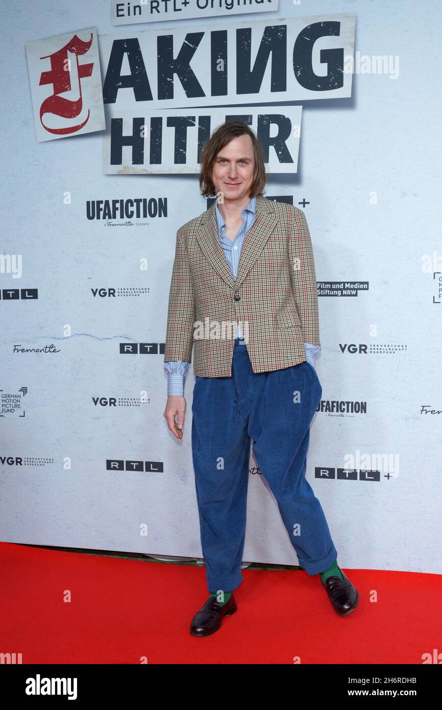 Berlin, Deutschland. November 2021. Schauspieler Lars Eidinger kommt zur Premiere der Serie 'Faking Hitler' im Delphi Film Palace. Quelle: Jörg Carstensen/dpa/Alamy Live News Stockfoto