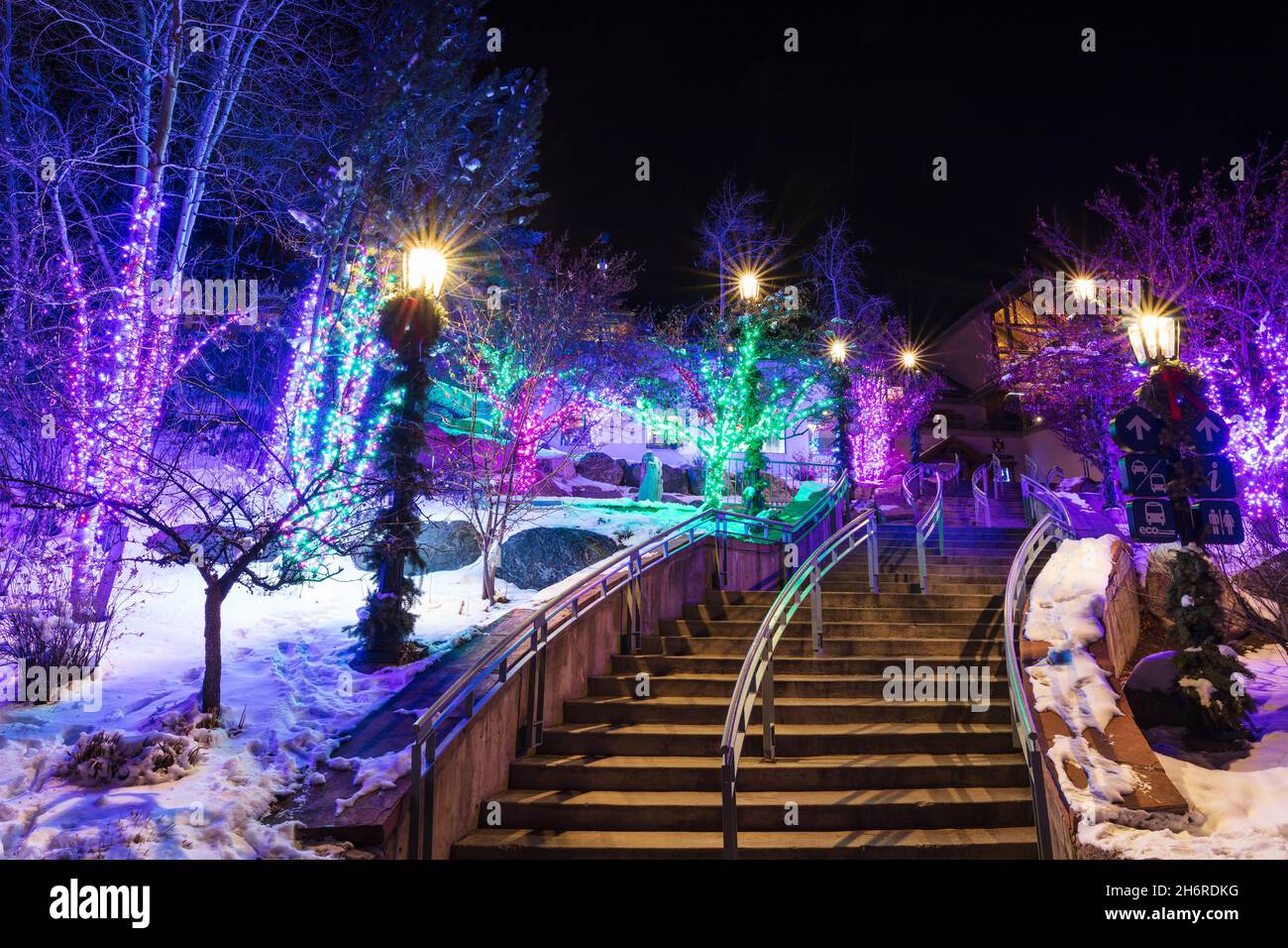 Weihnachtslichter beleuchten einen Pfad zum Colorado Snowsports Museum in Vail Village, Colorado Stockfoto