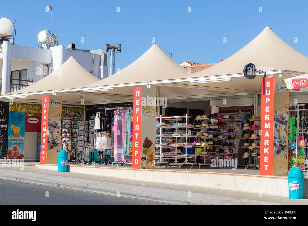 Zypern Protoras 11. Oktober 2021. Ein paar Supermärkte auf der Straße in Zypern, bei klarem Wetter. Reiseladen. Mini-Supermarkt. Verkauf von Produkten Stockfoto