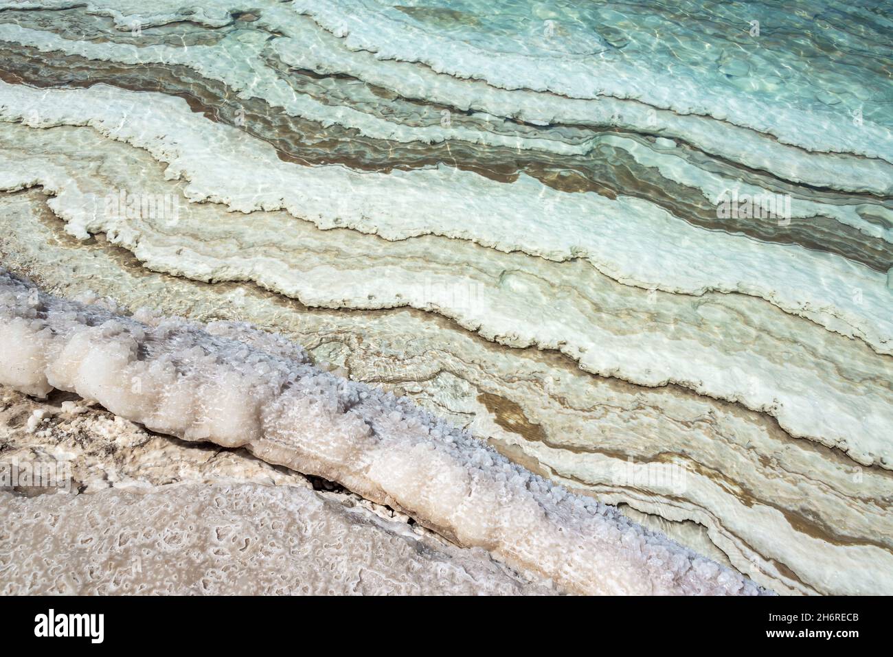 Salz am Ufer des Toten Meeres in Jordanien Stockfoto