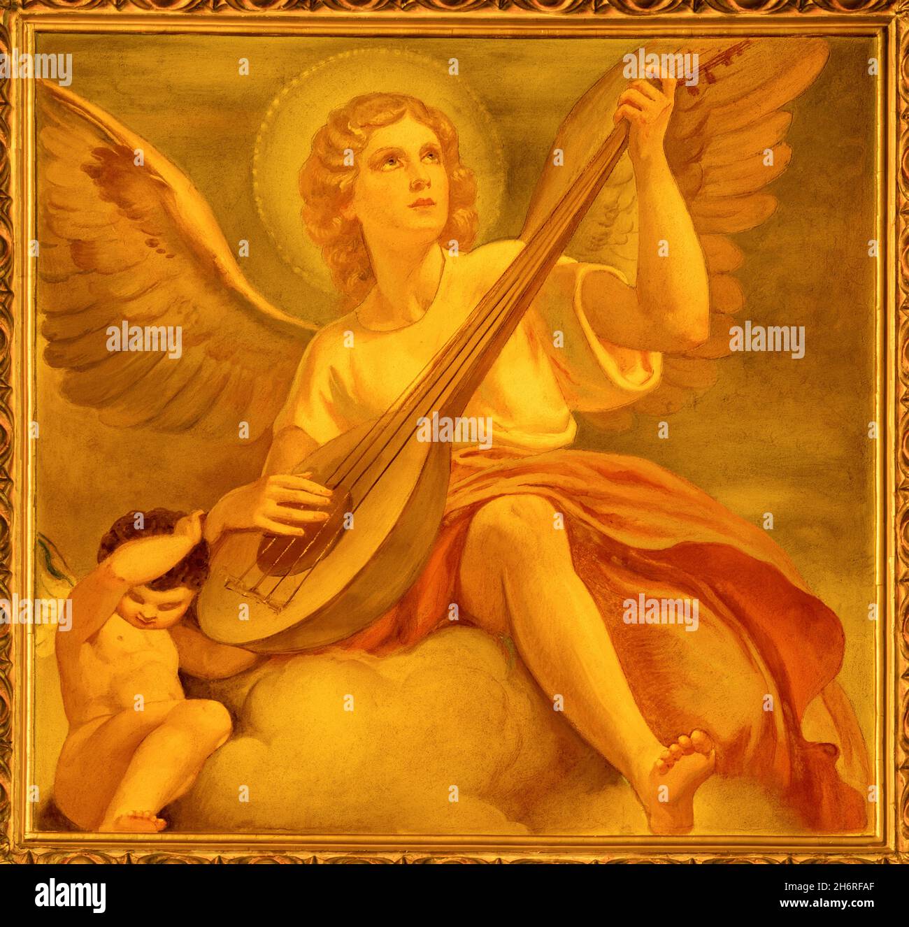 Forlí, ITALIEN - 11. NOVEMBER 2021: Das Fresko des Engels mit der Trommel in der Cattedrala di Santa Croce von Giovanni Secchi (1876 - 1950). Stockfoto