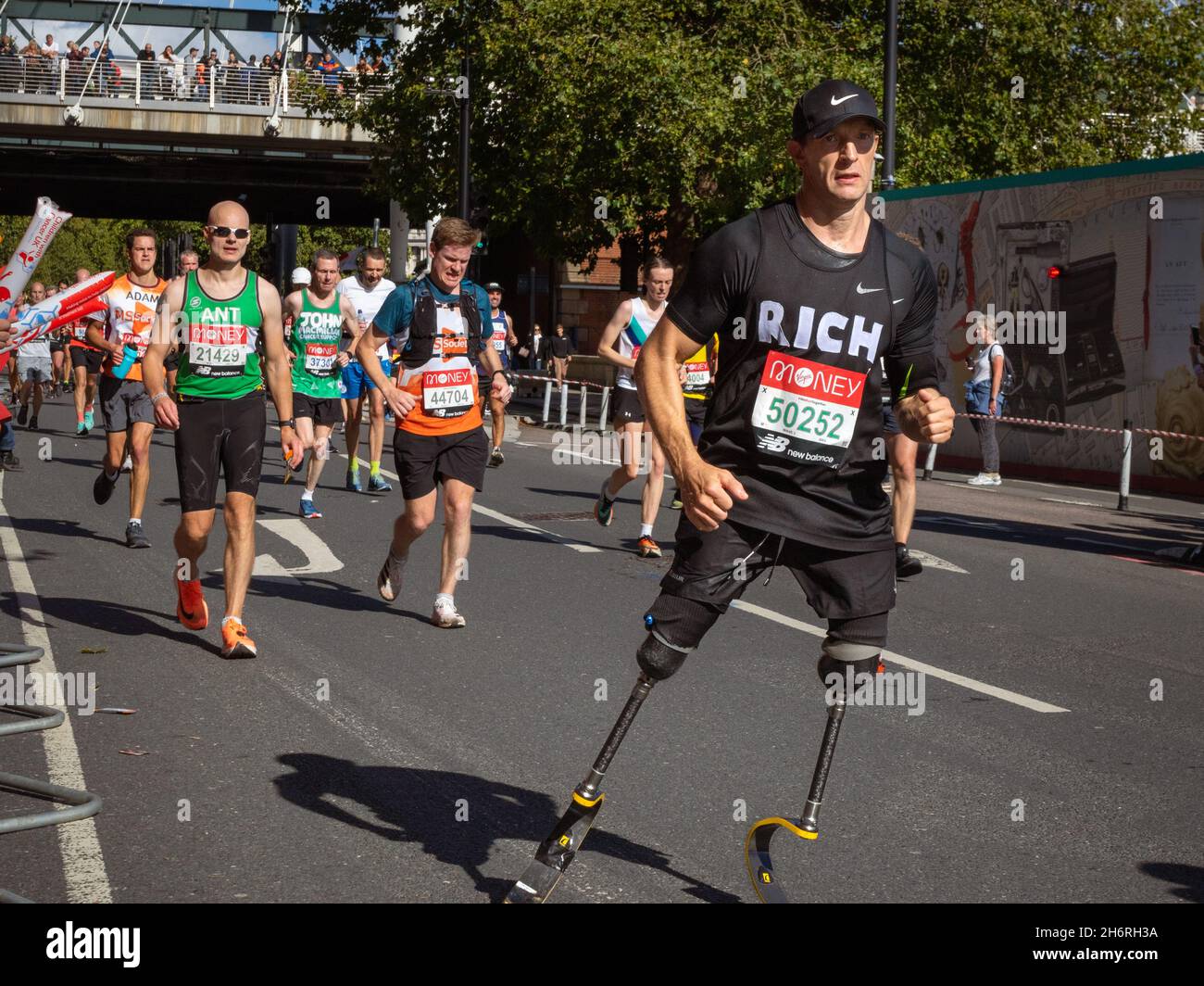 Mann läuft mit prothetischen Beinen, Virgin Money London Marathon 2021 am 25 Mile Point, Victoria Embankment. Stockfoto