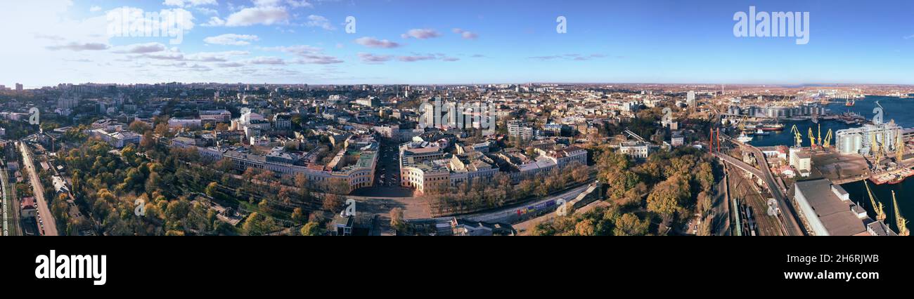 Herbstpanorama die Stadtlandschaft mit Potemkin Treppe, Seehafen und Primorsky Boulevard in Odessa Ukraine. Drohnenaufnahmen, goldene Stunden. Stockfoto