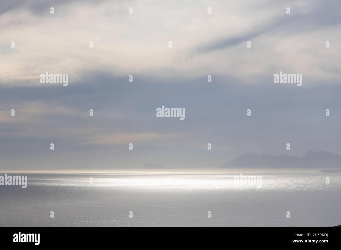 Sonne, die von der Wasseroberfläche eines Ozeans reflektiert wird. Stockfoto