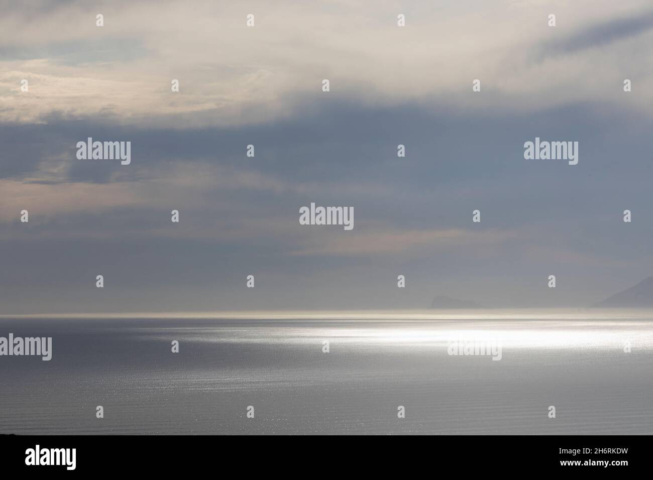 Sonne, die von der Wasseroberfläche eines Ozeans reflektiert wird. Stockfoto