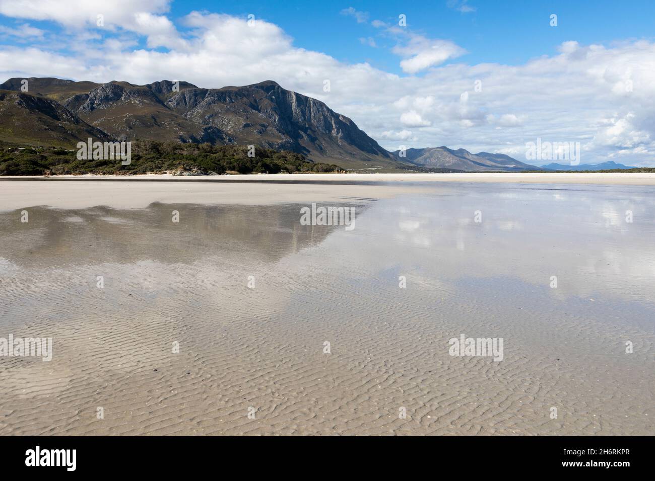 Ein breiter offener Sandstrand und Blick entlang der Küste des Atlantiks. Stockfoto